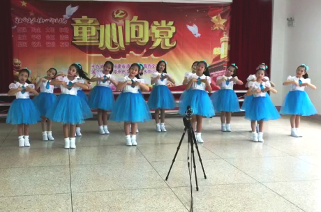 龙海白水中心小学举行“童心向党”歌咏活动